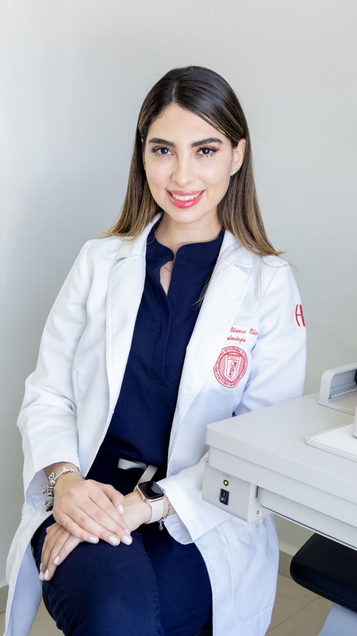 Retrato de la Dra. Paola Blanco con bata de la UANL